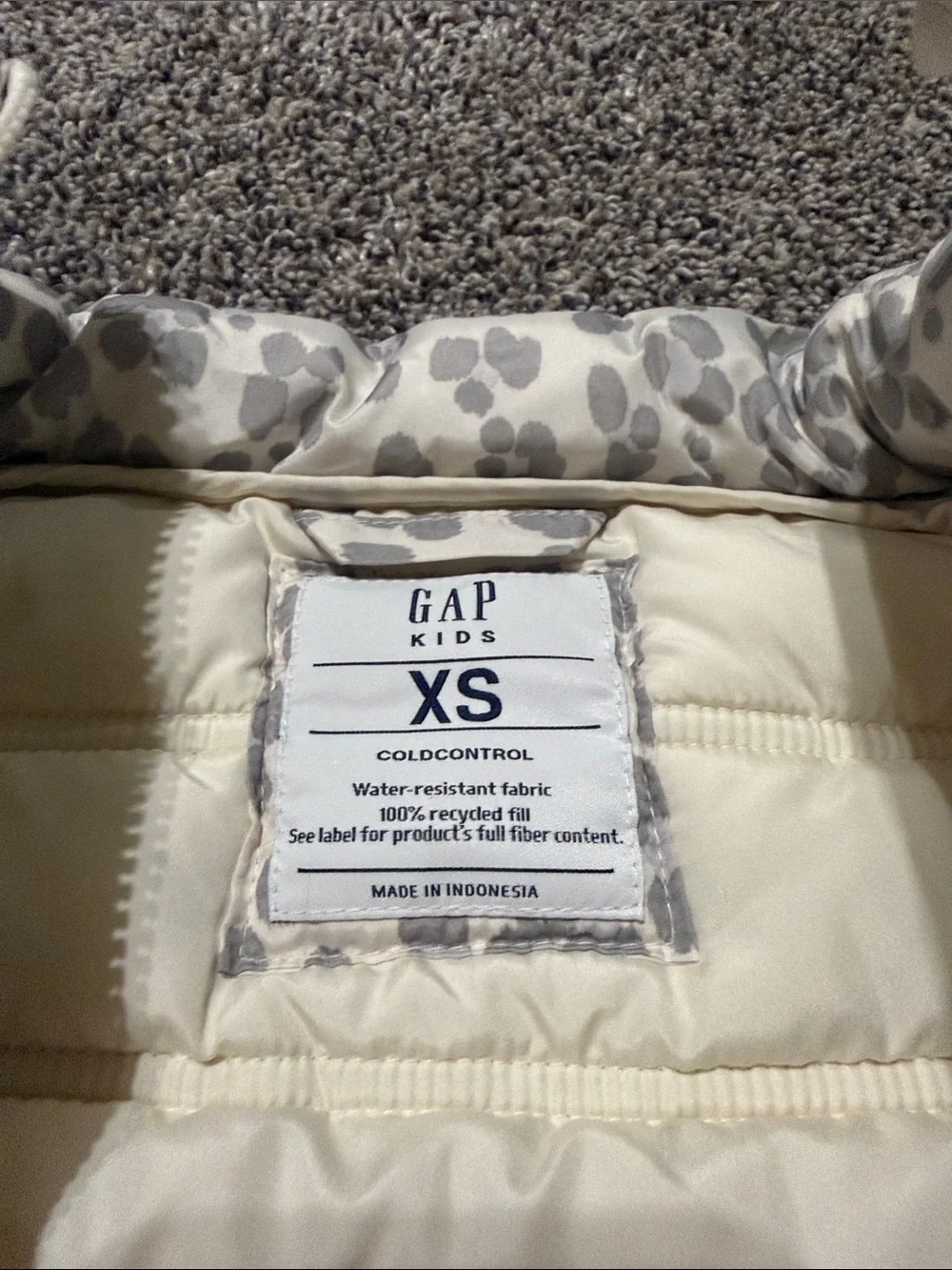 GAP White & Light Gray Leopard Print Puffer Vest - Girls
